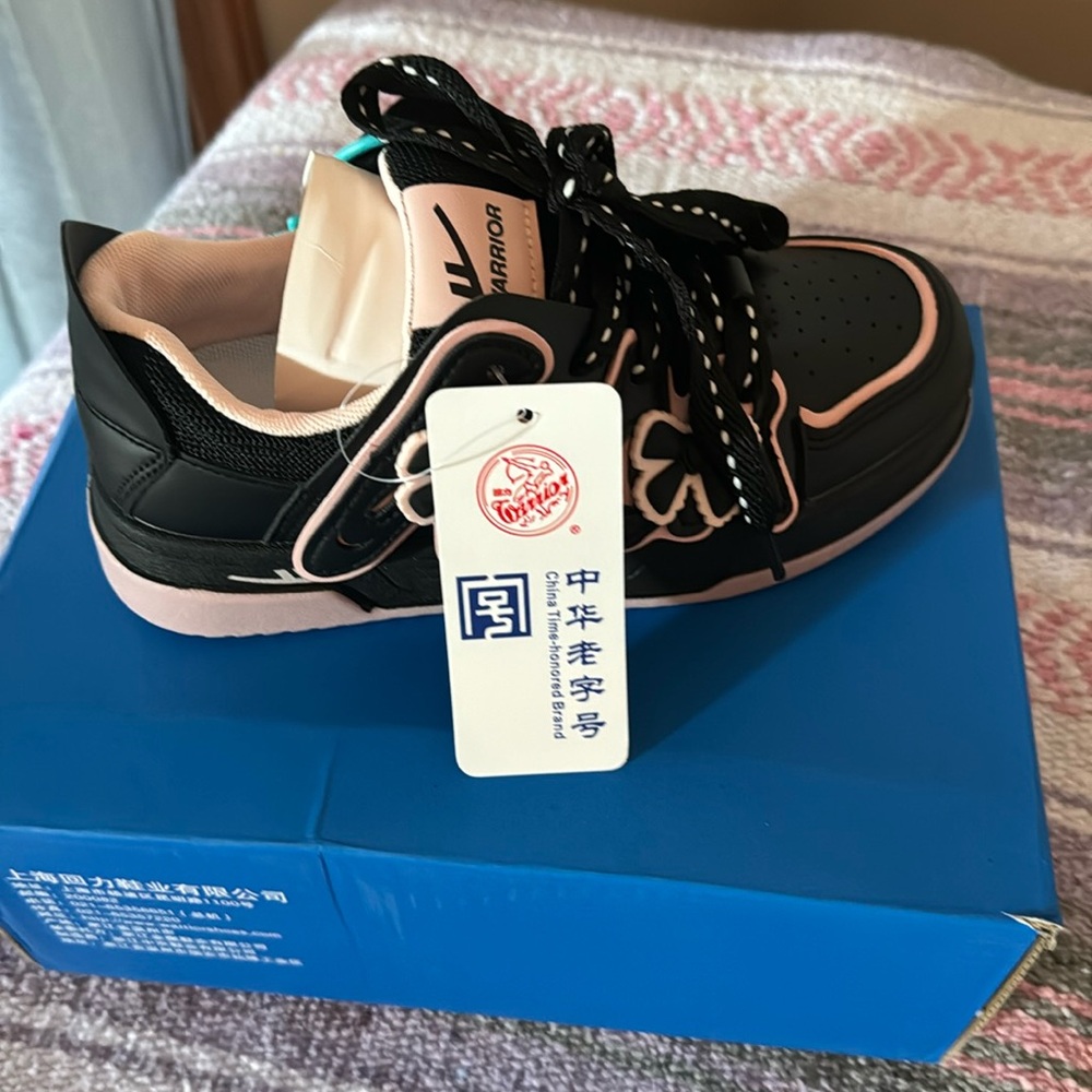 Brand new Warrior shoes from POIZON.